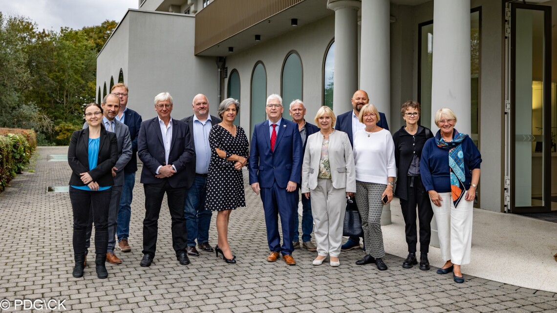 Austausch in Ostbelgien (v. l. n. r.): Marie Schäffer MdL, Thomas Stephan, Direktor des Parlaments der Deutschsprachigen Gemeinschaft, Freddy Mockel, Fraktionsvorsitzender ECOLO-Fraktion, Dr. Detlef Voigt, Direktor des Landtages Brandenburg, Vizepräsident Andreas Galau, Vizepräsidentin Barbara Richstein, Parlamentspräsident Charles Servaty, Rolf-Peter Hooge MdL, Landtagspräsidentin Prof. Dr. Ulrike Liedtke, Peter Drenske MdL, Christine Wernicke MdL, Anke Schwarzenberg MdL und Patricia Creutz-Vilvoye, 1. Vizepräsidentin des Parlaments der Deutschsprachigen Gemeinschaft