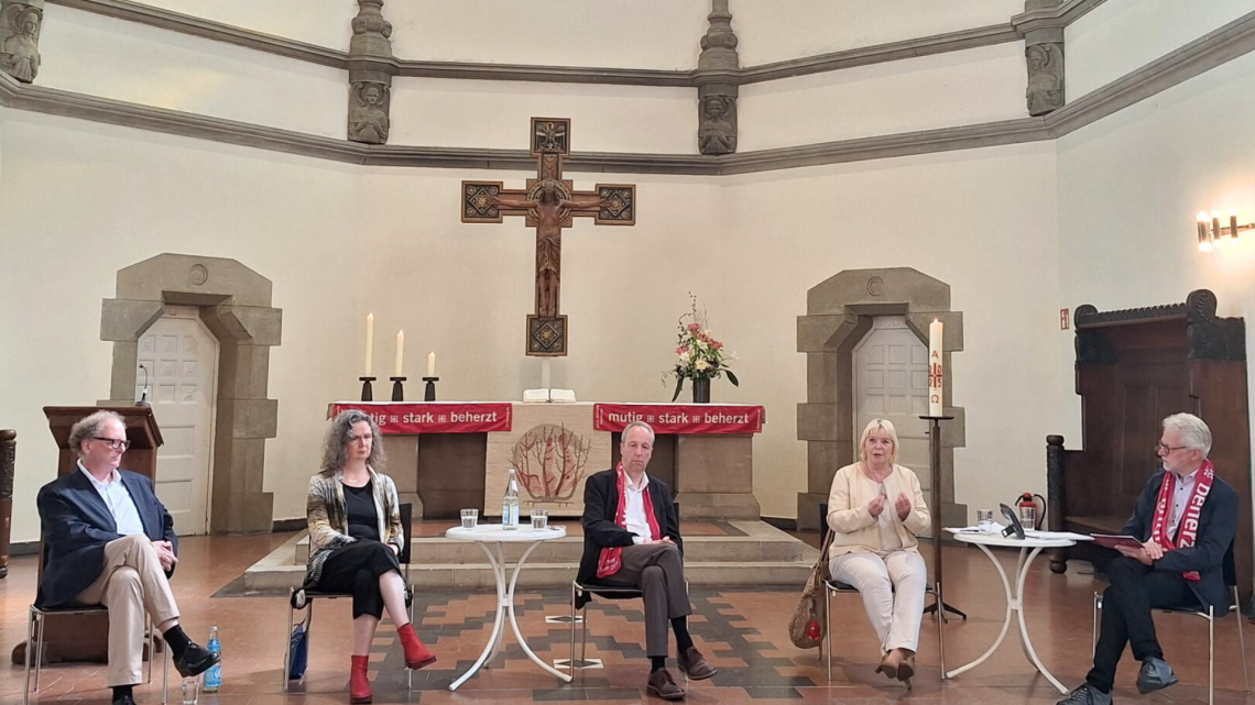 Landtagspräsidentin Prof. Dr. Ulrike Liedtke (2. v. r.) bei der Podiumsdiskussion auf dem Kirchentag in Hannover, mit (v. l. n. r.) Olaf Zimmermann, Claudia Schmitz, Bischof Dr. Christian Stäblein und Moderator Hans Dieter Heimendahl.