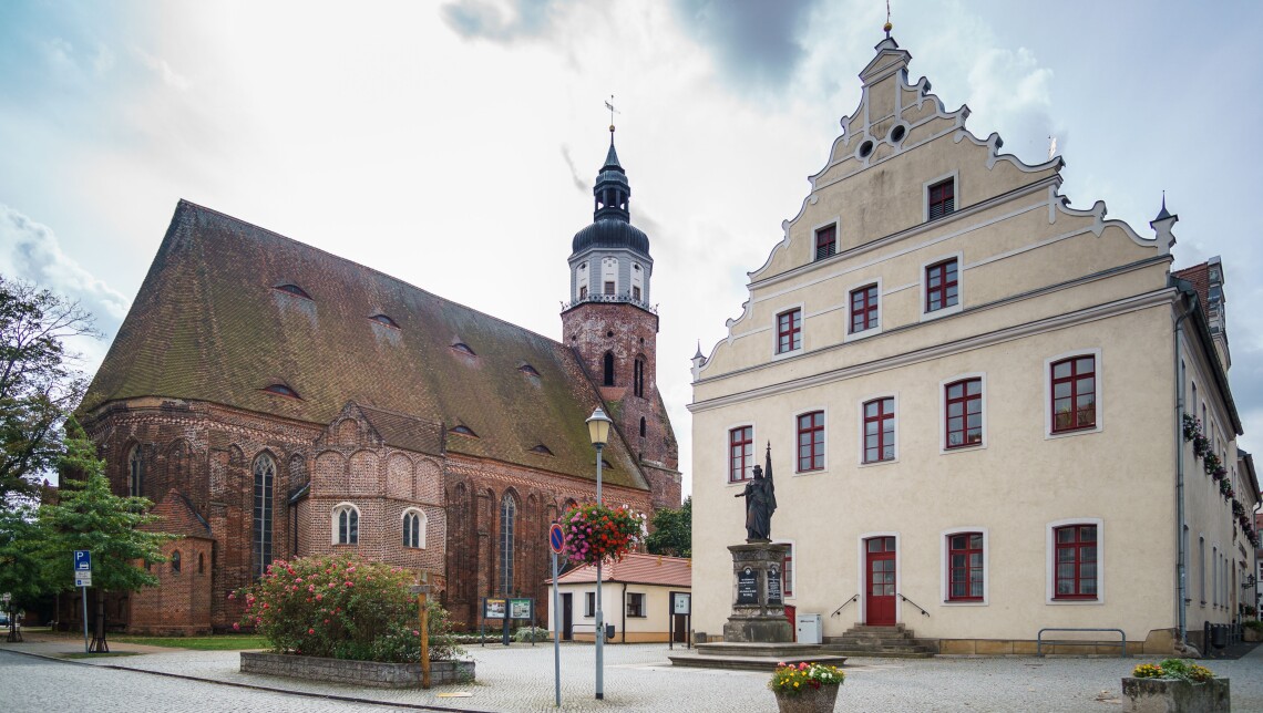 Stadtpfarrkirche St. Marien und Kriegerdenkmal Germania vor dem Rathaus in Herzberg (Elster)