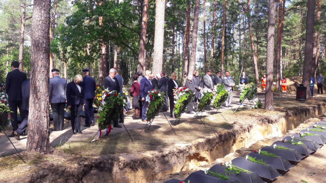 Landtagspräsidentin Prof. Dr. Ulrike Liedtke (1. v. l.) bei der Gedenkveranstaltung für die Toten des Zweiten Weltkriegs auf dem Waldfriedhof in Halbe
