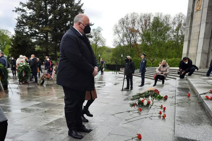 Vizepräsident Andreas Galau nahm in Vertretung der Landtagspräsidentin an der Gedenkveranstaltung der Botschaft der Ukraine teil und legte einen Kranz nieder.