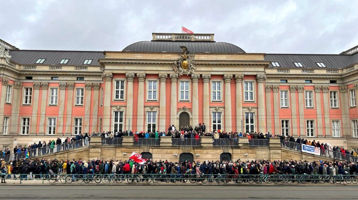 Menschenkette um das Landtagsgebäude zum Aktionstag für Demokratie