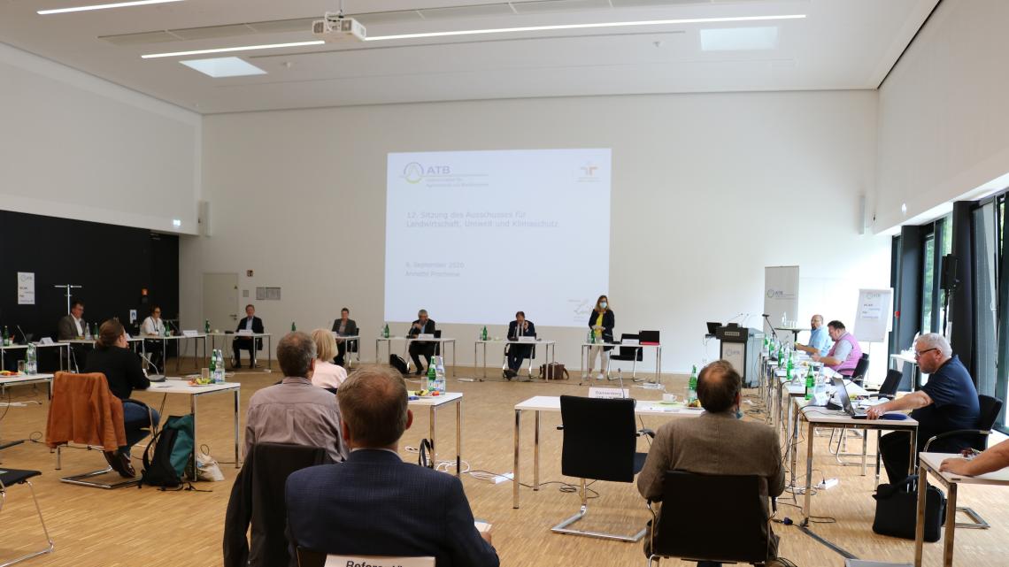 Blick in den Beratungssaal während der auswärtigen Sitzung im Leibniz-Institut für Agrartechnik und Bioökonomie.