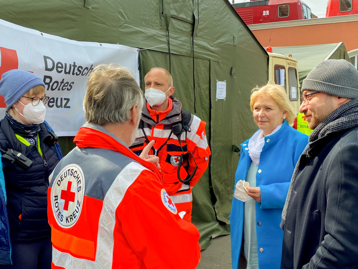 Landtagspräsidentin Prof. Dr. Ulrike Liedtke (2. v. r.) und René Wilke (1. v. r.), Oberbürgermeister von Frankfurt (Oder), im Gespräch mit freiwilligen und hauptamtlichen Mitarbeitenden des Deutschen Roten Kreuzes