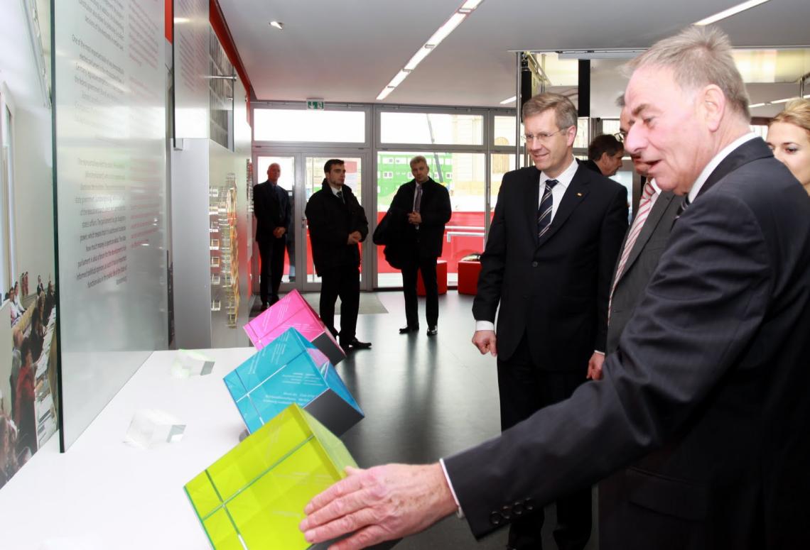 Landtagspräsident Gunter Fritsch (r.) erläutert Bundespräsident Christian Wulff die Dauerausstellung zum Neubau des Landtages Brandenburg.