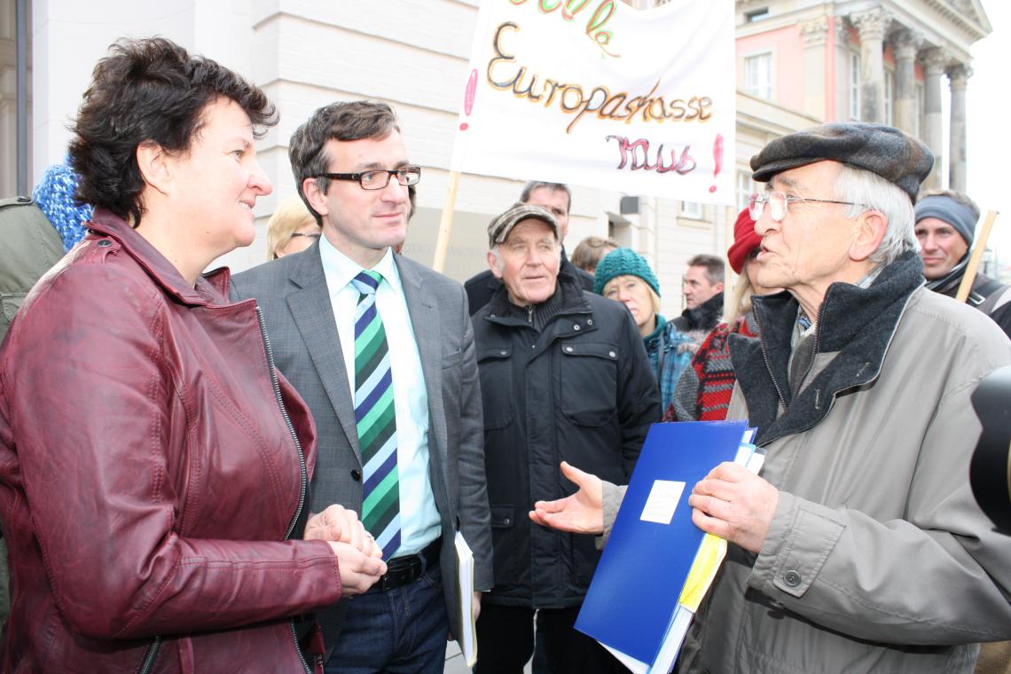 Landtagspräsidentin Britta Stark (l.) nimmt die Unterschriften der Bürgerinitiative „B96 raus!“ entgegen.