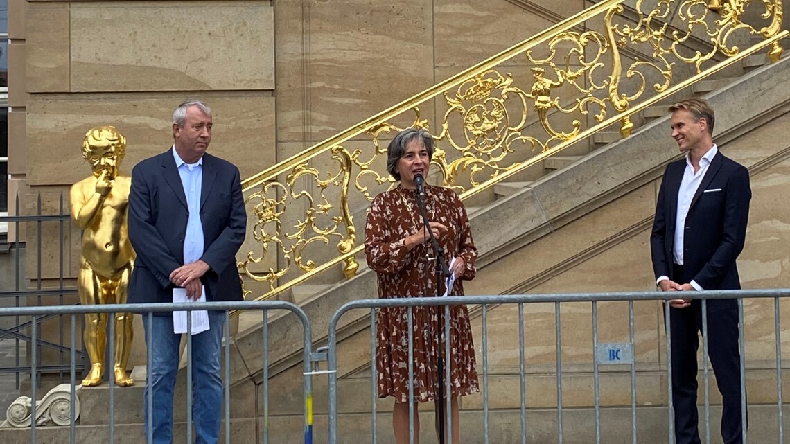 Vizepräsidentin des Landtages Barbara Richstein (m.) dankte, im Beisein von dem Vorsitzenden des Vereins Potsdamer Stadtschloss e.V. Dr. Hans-Joachim Kuke (l.) und Dr. Stefan Körner (r.) von der Cornelsen Kulturstiftung, den beteiligten Handwerkern, Experten sowie Spenderinnen und Spendern.