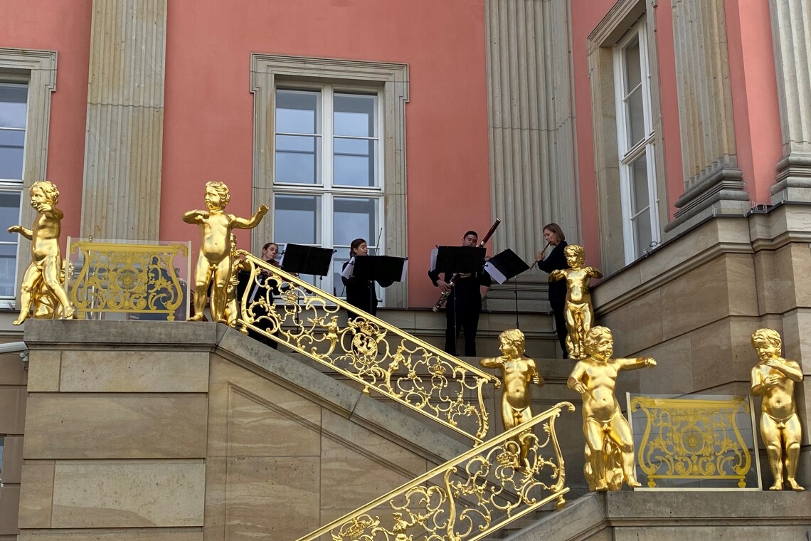 Musikalische Umrahmung bei der Übergabe des Geländers der Fahnentreppe durch fünf Musikerinnen und Musiker der Kammerakademie Potsdam.