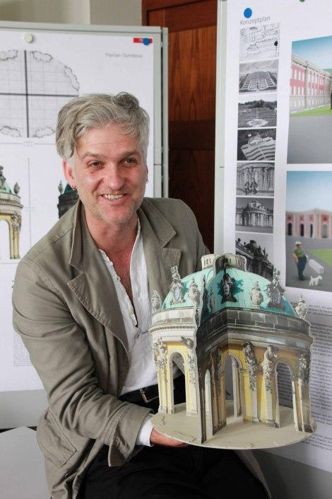 Florian Dombois mit dem Modell seines Siegerentwurfes