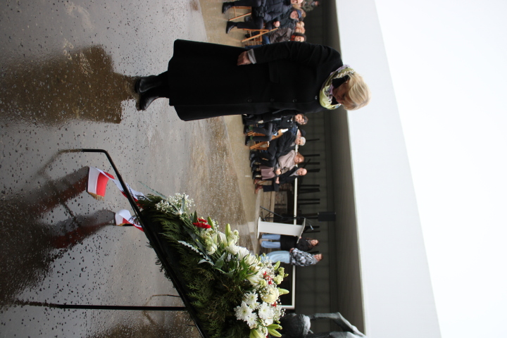 Landtagspräsidentin Prof. Dr. Ulrike Liedtke bei der Kranzniederlegung am zentralen Gedenkort „Station Z“