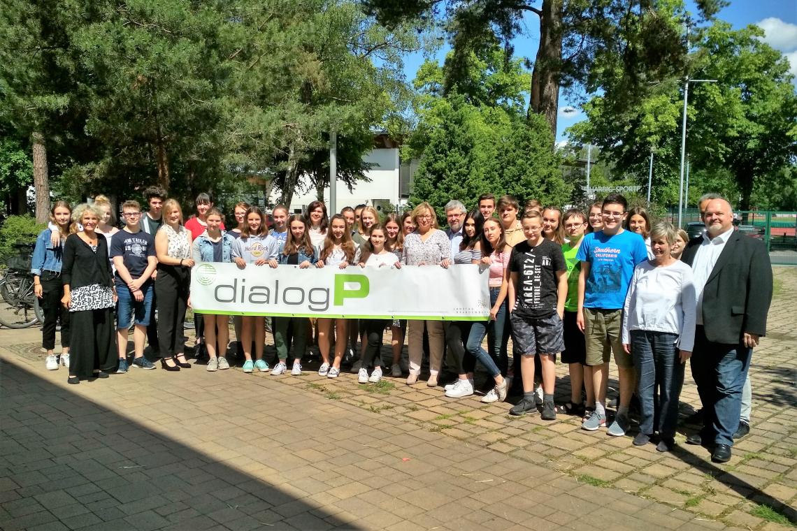 Gruppenfoto der Schülerinnen, Schüler und Abgeordneten zur Dialogveranstaltung am Marie-Curie-Gymnasium in Hohen Neuendorf. Abgeordnete: Gerrit Große (2. v. l.), Inka Gossmann-Reetz (9. v. r.), Axel Vogel (8. v. r.) und Andreas Galau (1. v. r.)