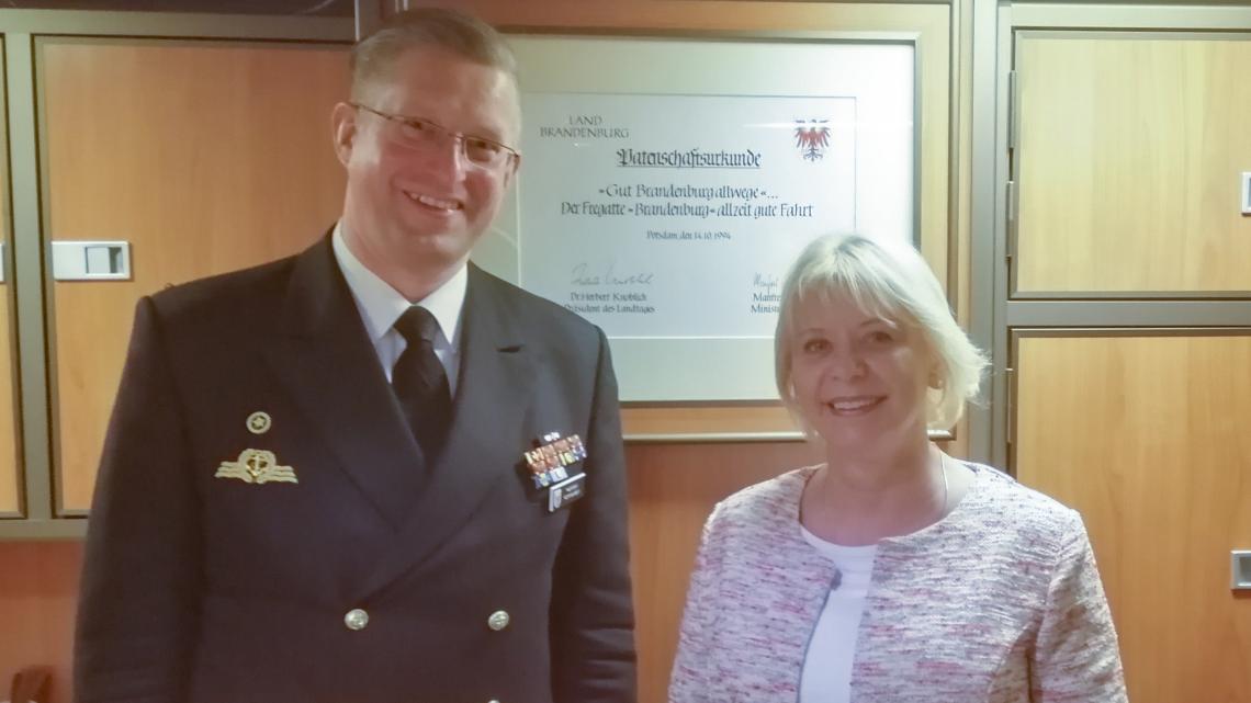 Landtagspräsidentin Prof. Dr. Ulrike Liedtke mit dem Kapitän der Fregatte Brandenburg, Jan Hackstein