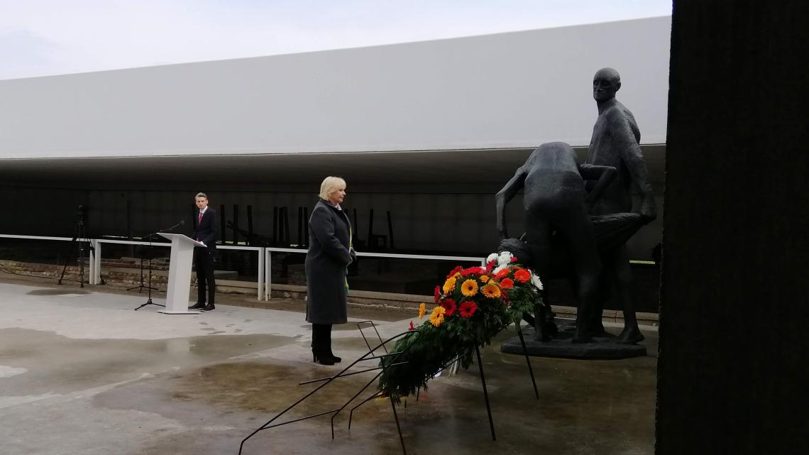 Landtagspräsidentin Prof. Dr. Ulrike Liedtke legte in der Gedenkstätte und Museum Sachsenhausen einen Kranz zu Ehren der Ermordeten nieder.