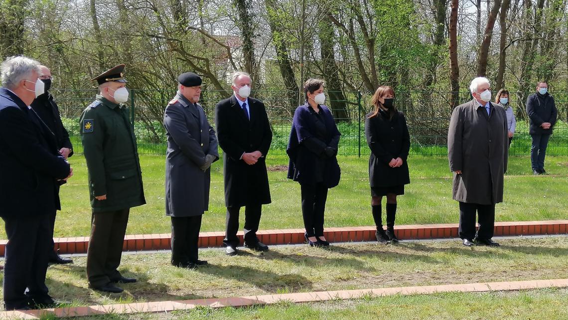 Volksbund-Vorsitzender Gunter Fritsch (4. v. r.), Vizepräsidentin Barbara Richstein (3. v. r.), Ministerin Katrin Lange (2. v. r.) und der Botschafter der Russischen Föderation, S. E. Sergej J. Netschajew (1. v. r.), bei der Einbettung