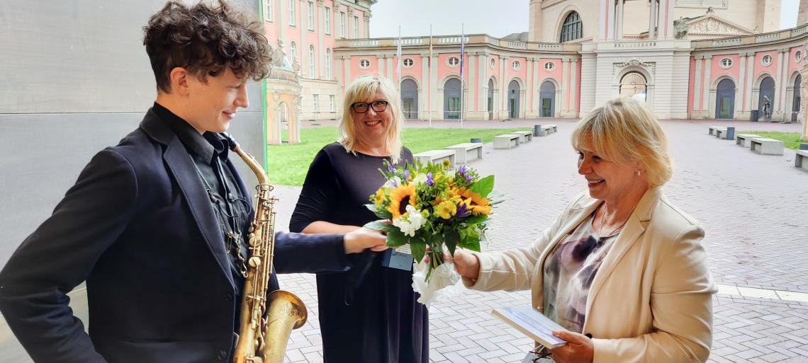 Landtagspräsidentin Prof. Dr. Ulrike Liedtke (1. v. r.) bedankte sich bei Jana Franke (2. v. r.) und Wenzel Benn, deren Auftritt bei der sechsten Veranstaltung  „Kunst zur Zeit“ im Innenhof des Landtages wetterbedingt nicht stattfinden konnte.