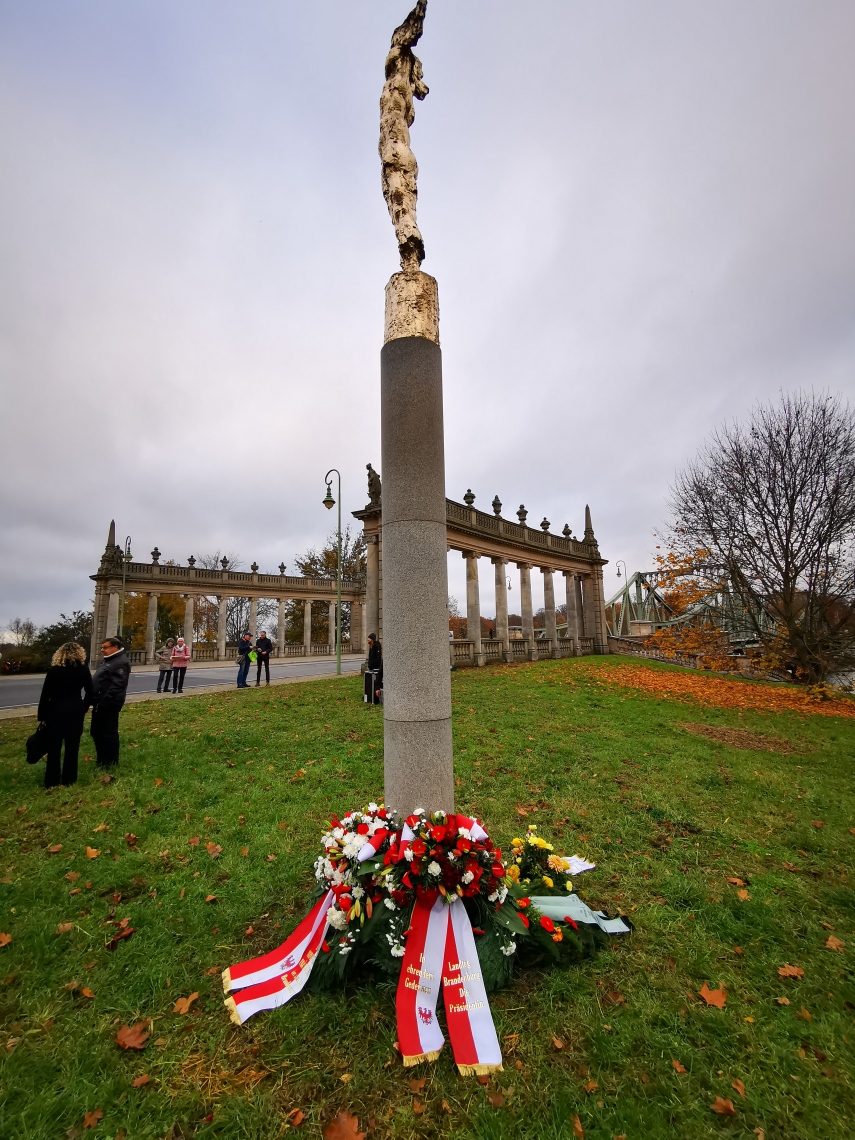 Gedenkkranz des Landtages Brandenburg vor der Skulptur NIKE 89