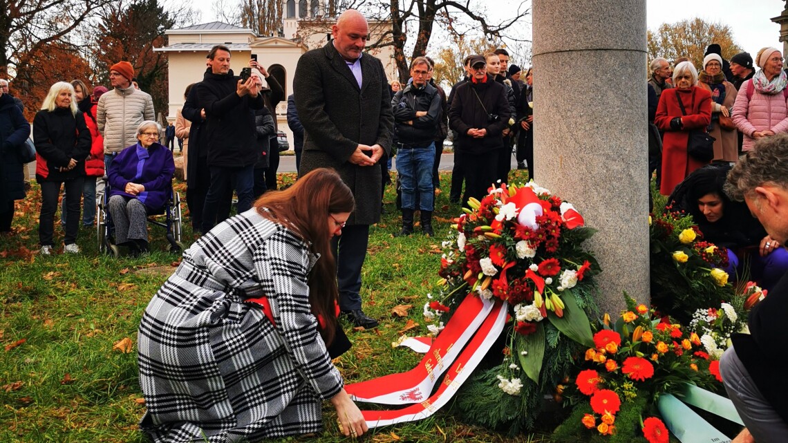 Die Vizepräsidentin des Landtages Brandenburg, Dr. Jouleen Gruhn, legt einen Kranz an der Glienicker Brücke in Gedenken an die Maueropfer nieder