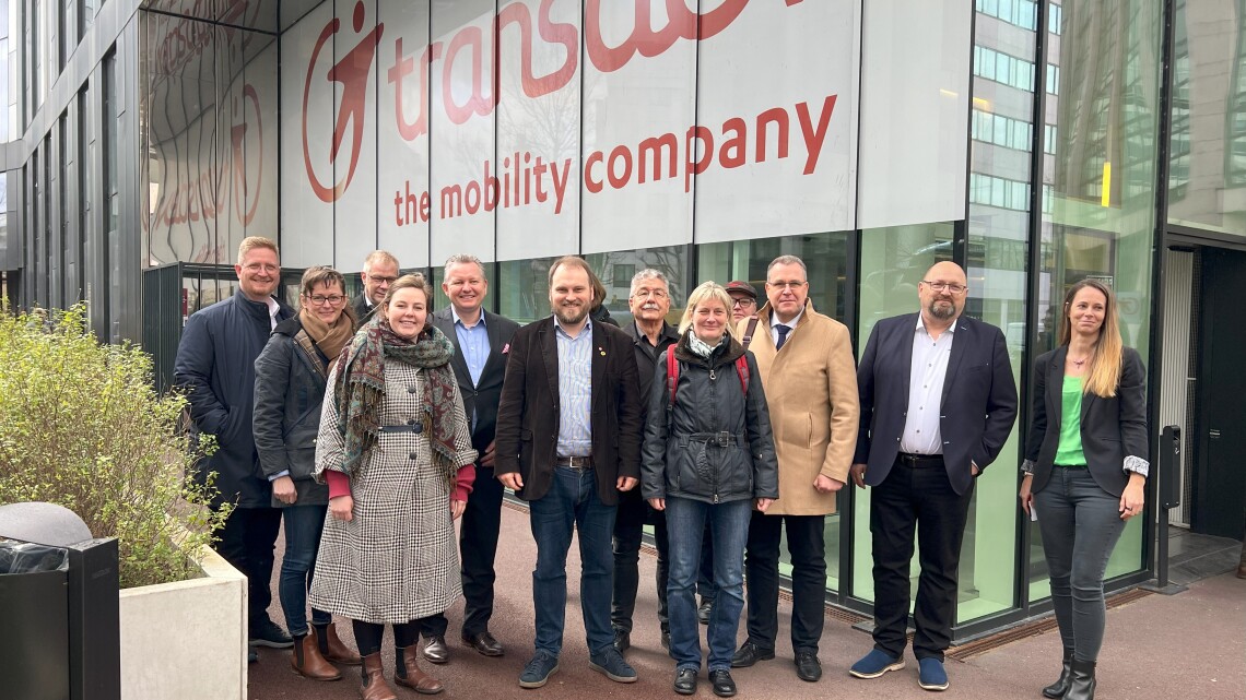 Ausschussmitglieder informieren sich zusammen mit Brandenburgs Infrastrukturminister Rainer Genilke (3. v. r.) in Paris.