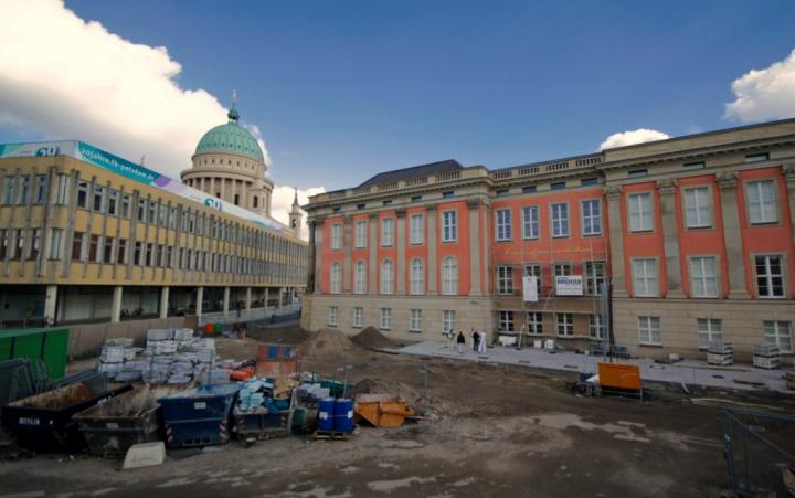 Das Kunstwerk „Ceci n’est pas un château“ an der Aussenfassade des Landtages