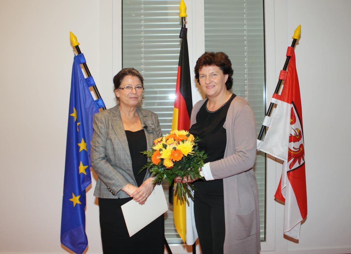 Landtagspräsidentin Britta Stark (r.) ernennt Ulrike Poppe (l.) zur Aufarbeitungsbeauftragten