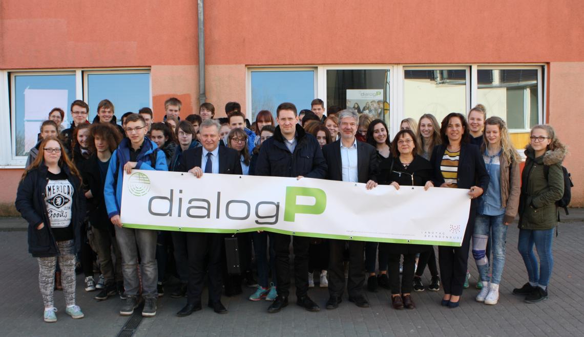 Abgeordnete mit Schülerinnen und Schülern des Projektes dialogP an der Gesamtschule Immanuel Kant in Falkensee