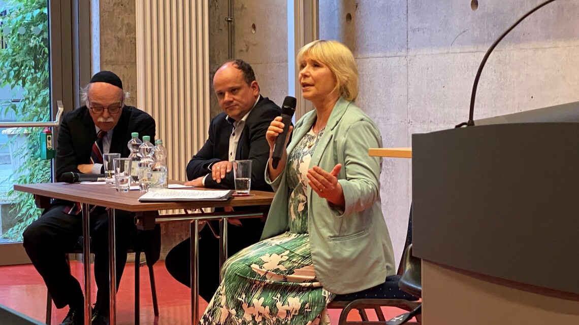 V. l. n. r.: Der Rabbiner Prof. Dr. Andreas Nachama, der Vorsitzende der Gesellschaft für christlich-jüdische Zusammenarbeit Potsdam Tobias Barniske und die Landtagspräsidentin Prof. Dr. Ulrike Liedtke beim Podiumsgespräch in der Universität Potsdam.
