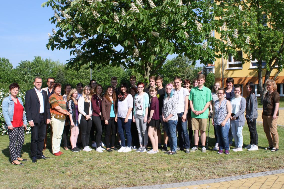 Schülerinnen und Schüler des Beruflichen Gymnasiums am OSZ Elbe-Elster in Falkenberg mit Landtagsabgeordneten Rainer Genilke (2. v. l., CDU-Fraktion),  Barbara Hackenschmidt (4. v. l., SPD-Fraktion), Diana Bader (1. v. l., Fraktion DIE LINKE), Sven Schröder (3. v. l., AfD-Fraktion) und Iris Schülzke (4. v. r., Gruppe BVB/FREIE WÄHLER) bei dialogP.