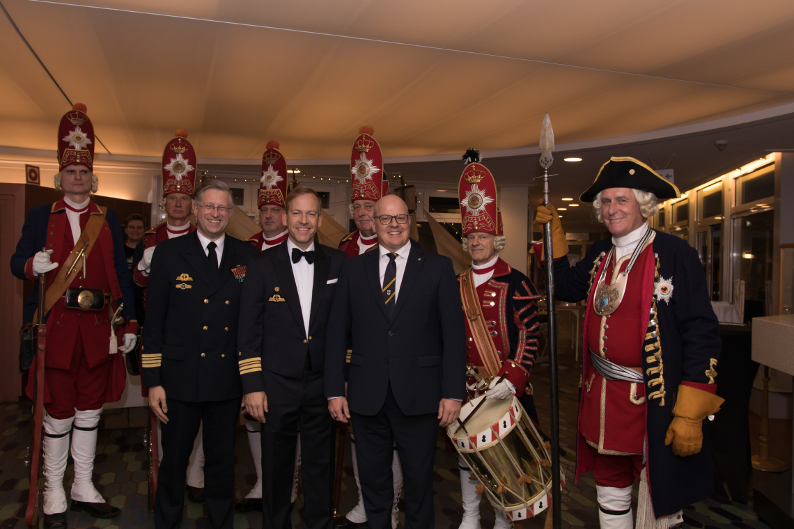Die Langen Kerls mit (v. l. n. r.) Fregattenkapitän Jan Hackstein, Kommandeur des 2. Fregattengeschwaders; Fregattenkapitän Robert Meyer-Brenkhof und der Abgeordnete Danny Eichelbaum.