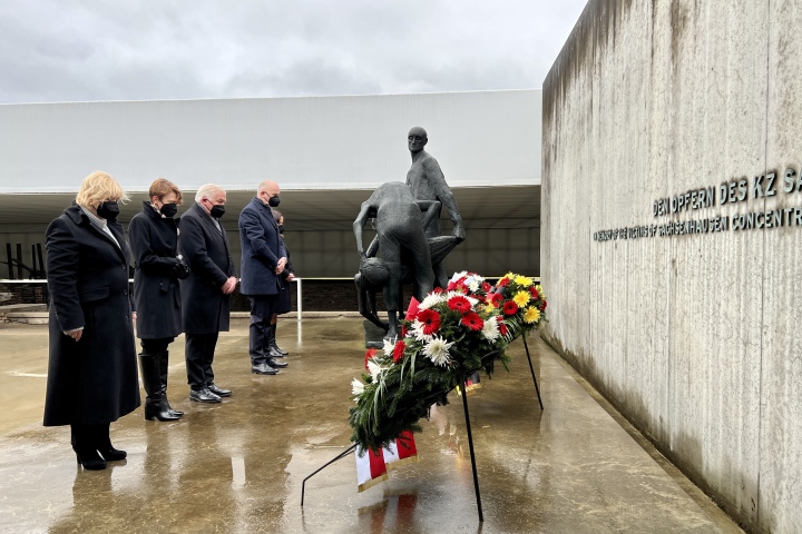 Gedenken an die Opfer des Nationalsozialismus am zentralen Gedenkort „Station Z“ im KZ Sachsenhausen, v. l. n. r.: Landtagspräsidentin Prof. Dr. Ulrike Liedtke, Ehefrau des Bundespräsidenten Elke Büdenbender, Bundespräsident Frank-Walter Steinmeier, Ministerpräsident Dr. Dietmar Woidke und Kulturministerin Manja Schüle