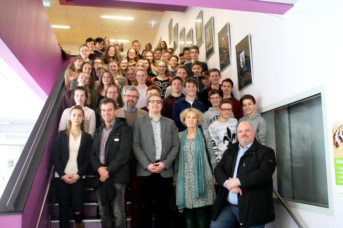 Gruppenfoto der Teilnehmerinnen und Teilnehmer, sowie der Abgeordneten an dialogP am Bertolt-Brecht-Gymnasium Brandenburg a. d. H.  Die Abgeordneten (v. l. n. r.) Frank Bommert (CDU-Fraktion), Axel Vogel (Fraktion Bündnis/Die Grünen; 2. Reihe), Björn Lüttmann (SPD-Fraktion), Gerrit Große (Fraktion Die LINKE), Andreas Galau (AfD-Fraktion). 