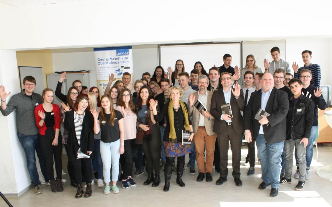 Gruppenfoto der Teilnehmerinnen und Teilnehmer, sowie der Abgeordneten an dialogP am Georg-Mendheim-Oberstufenzentrum Oranienburg.