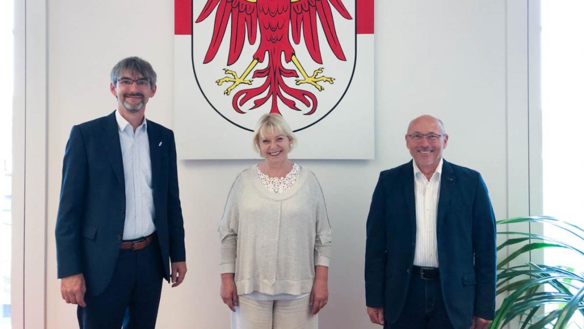 Der Vorsitzende der Dorfbewegung Brandenburg e. V. Frank Schütz (l.), Landtagspräsidentin Prof. Dr. Ulrike Liedtke (m.) und der Sprecher der Dorfbewegung Brandenburg e. V. Ralf Rafelt (r.)