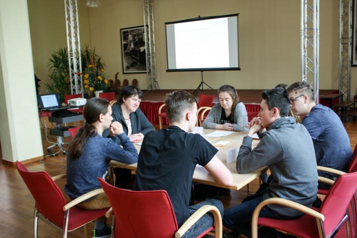 Die Abgeordnete Iris Schülzke (Gruppe BVB/FREIE WÄHLER) im dialogP-Gespräch mit den SchülerInnen.
