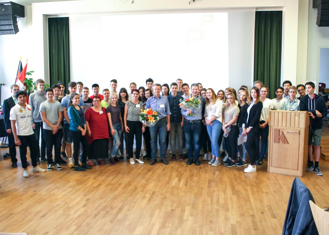 Gruppenfoto der Teilnehmerinnen und Teilnehmer, sowie der Abgeordneten an dialogP am Freien Gymnasium im Stift Neuzelle.