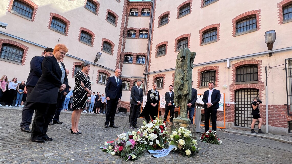 Gedenken in der Potsdamer Gedenkstätte Lindenstraße, v. l. n. r. Landesbeauftragte zur Aufarbeitung der Folgen der kommunistischen Diktatur Dr. Maria Nooke, Vizepräsidentin des Landtages Barbara Richstein, Ministerpräsident Dr. Dietmar Woidke und Oberbürgermeister der Stadt Potsdam Mike Schubert