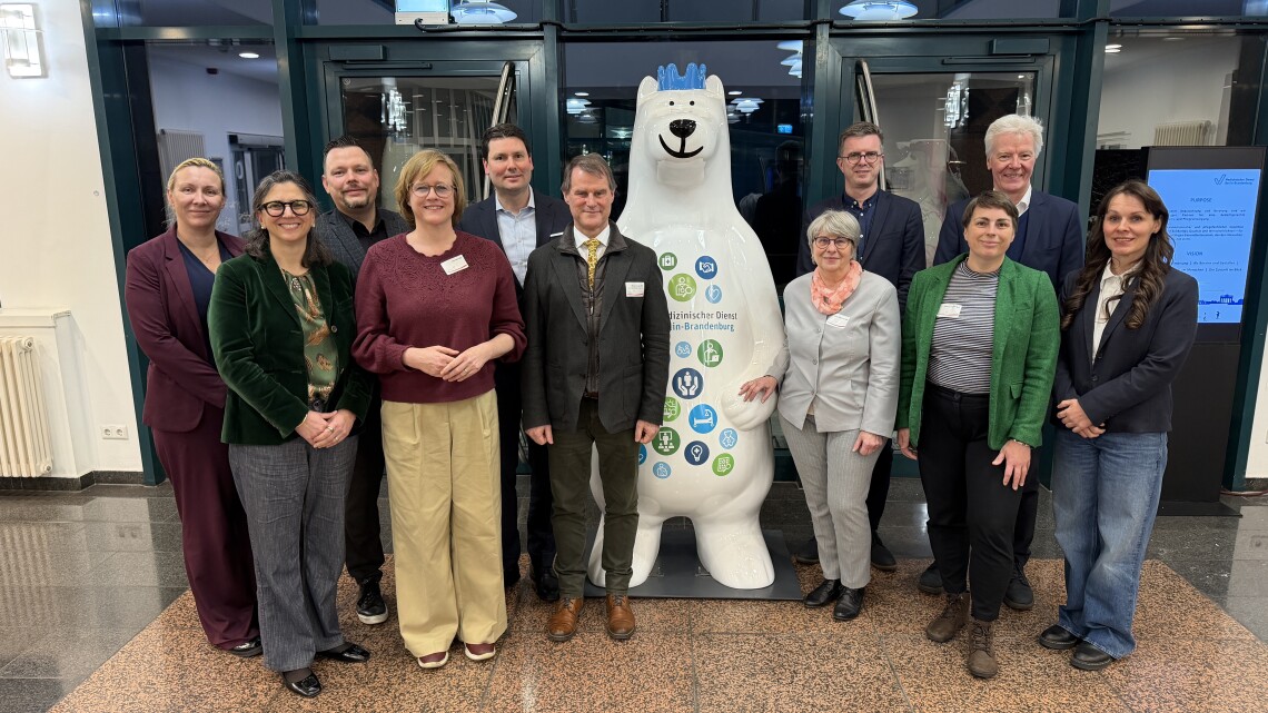 Der Ausschuss für Gesundheit und Soziales des Landtages informierte sich bei einem Vor-Ort-Termin über die Aufgaben, die Arbeitsweise und die aktuellen Entwicklungen des Medizinischen Dienstes Berlin Brandenburg (MD BB).