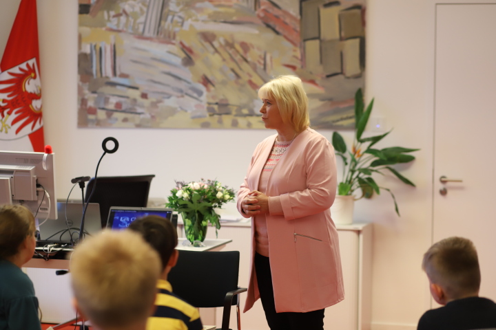 Landtagspräsidentin Prof. Dr. Ulrike Liedtke begrüßt die Schülerinnen und Schüler in ihrem Büro.