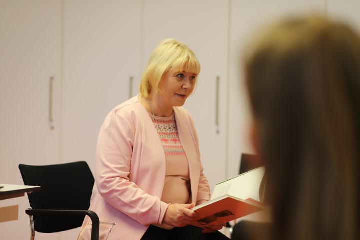 Landtagspräsidentin Prof. Dr. Ulrike Liedtke las aus dem Kinderbuch „Kater Schnurr mit den blauen Augen“ von Josef Kolár vor
