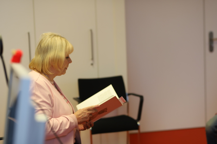 Landtagspräsidentin Prof. Dr. Ulrike Liedtke las aus dem Kinderbuch „Kater Schnurr mit den blauen Augen“ von Josef Kolár vor
