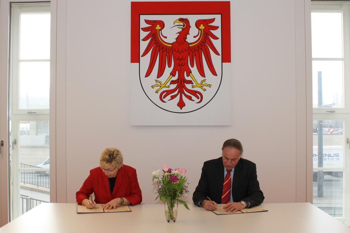 Präsidentin des Landtages Nordrhein-Westfalen Carina Gödecke und Landtagspräsident Gunter Frisch unterzeichnen den Vertrag über gemeinsames Versorgungswerk.