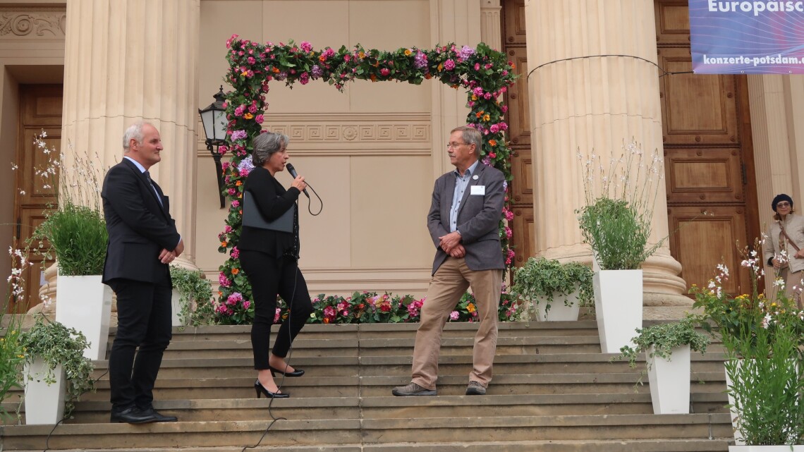 Grußwort der Landtagsvizepräsidentin Barbara Richstein (m.) im Beisein des Präsidenten des Gartenbauverbandes Berlin-Brandenburg e.V. Dr. Klaus Henschel (r.) und des Potsdamer Baubeigeordneten Bernd Rubelt (l.)