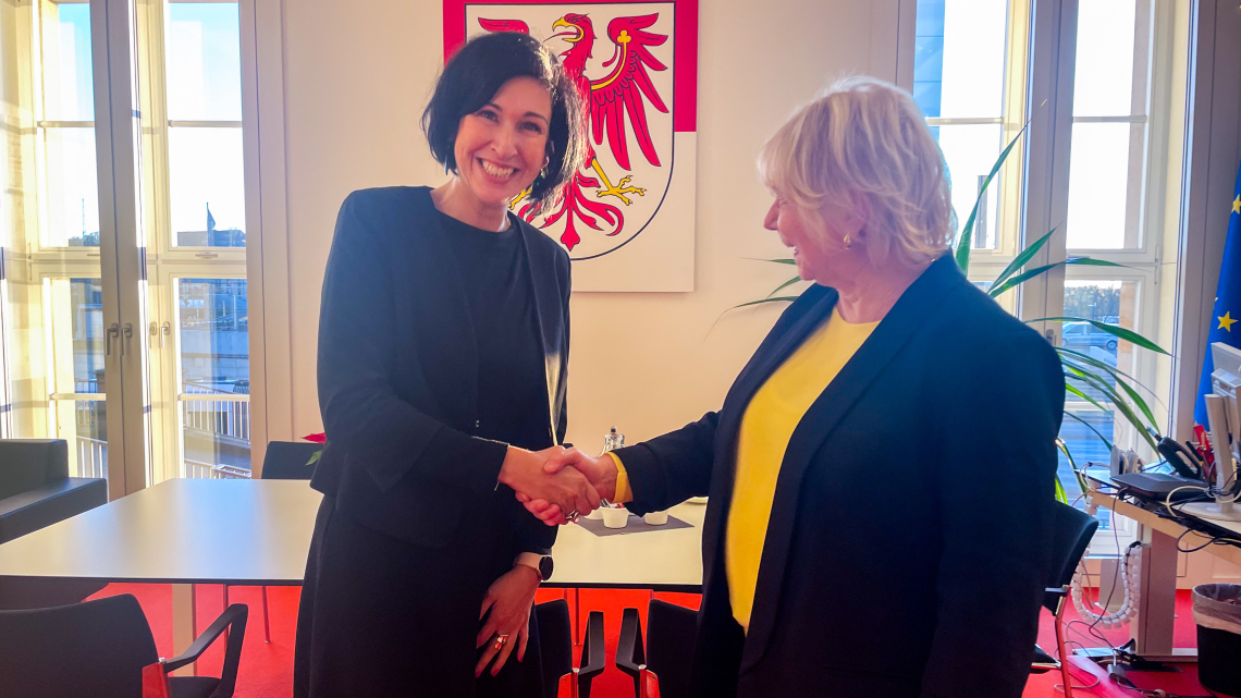 Oberbürgermeisterin der Landeshauptstadt Potsdam Noosha Aubel (l.) und Landtagspräsidentin Prof. Dr. Ulrike Liedtke (r.)