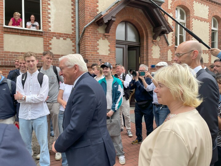 Bundespräsident Frank-Walter Steinmeier und Landtagspräsidentin Prof. Dr. Ulrike Liedtke auf dem Weg in die Ruppiner Kliniken