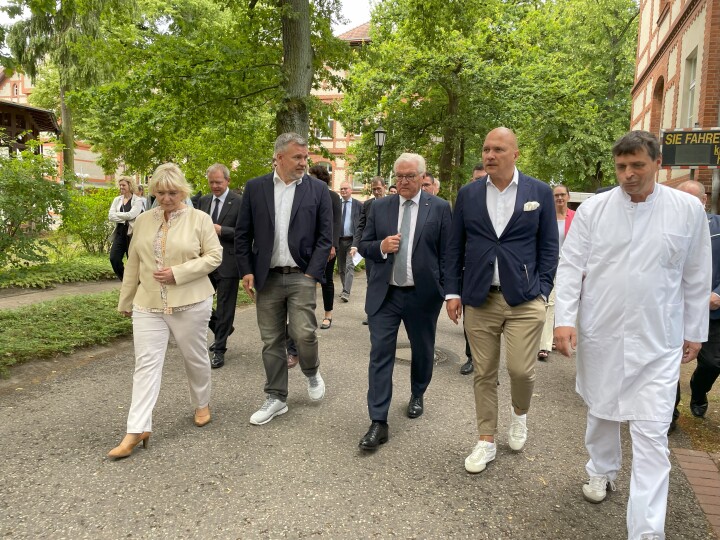 Bundespräsidentin Frank-Walter Steinmeier und Landtagspräsidentin Prof. Dr. Liedtke beim Besuch der Ruppiner Kliniken