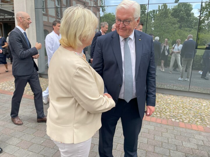 Landtagspräsidentin Prof. Dr. Liedtke (l.) und Bundespräsident Frank-Walter Steinmeier (r.) beim Besuch der Ruppiner Kliniken