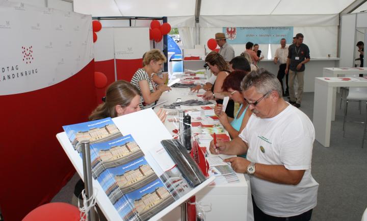 Der Informationsstand des Landtages Brandenburg.