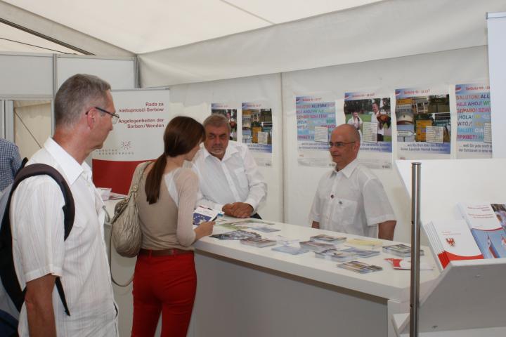 Der Informationsstand des Rates für Angelegenheiten der Sorben/Wenden im Zelt des Landtages Brandenburg.