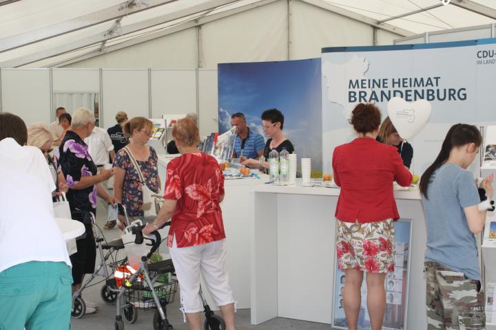 Der Informationsstand der CDU-Fraktion im Zelt des Landtages Brandenburg.