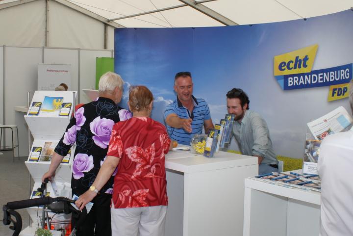 Der Informationsstand der FDP-Fraktion im Zelt des Landtages Brandenburg.