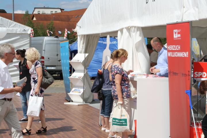 Der Informationsstand der SPD-Fraktion im Zelt des Landtages Brandenburg.